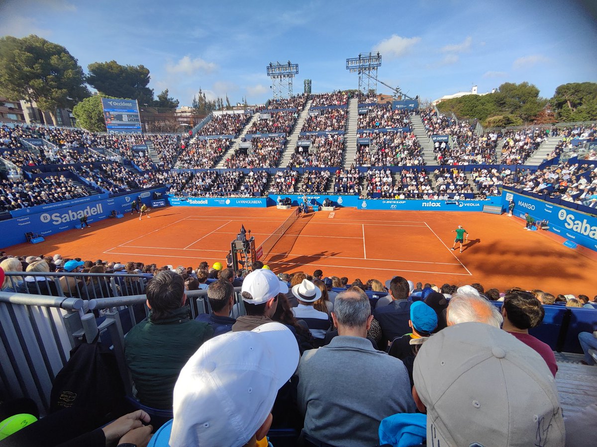 Brattchess's tweet photo. ¡Que emoción estar en el torneo de tenis de Barcelona!
La pista central es una pasada! 
El tenis es mucho más que un deporte, es disciplina, es estrategia, es pasión y, sobre todo, ¡mucha diversión!
#TorneoDeTenis #Barcelona #Tenis #Deporte #Pasión #Diversión https://t.co/mJKjJB1xPg