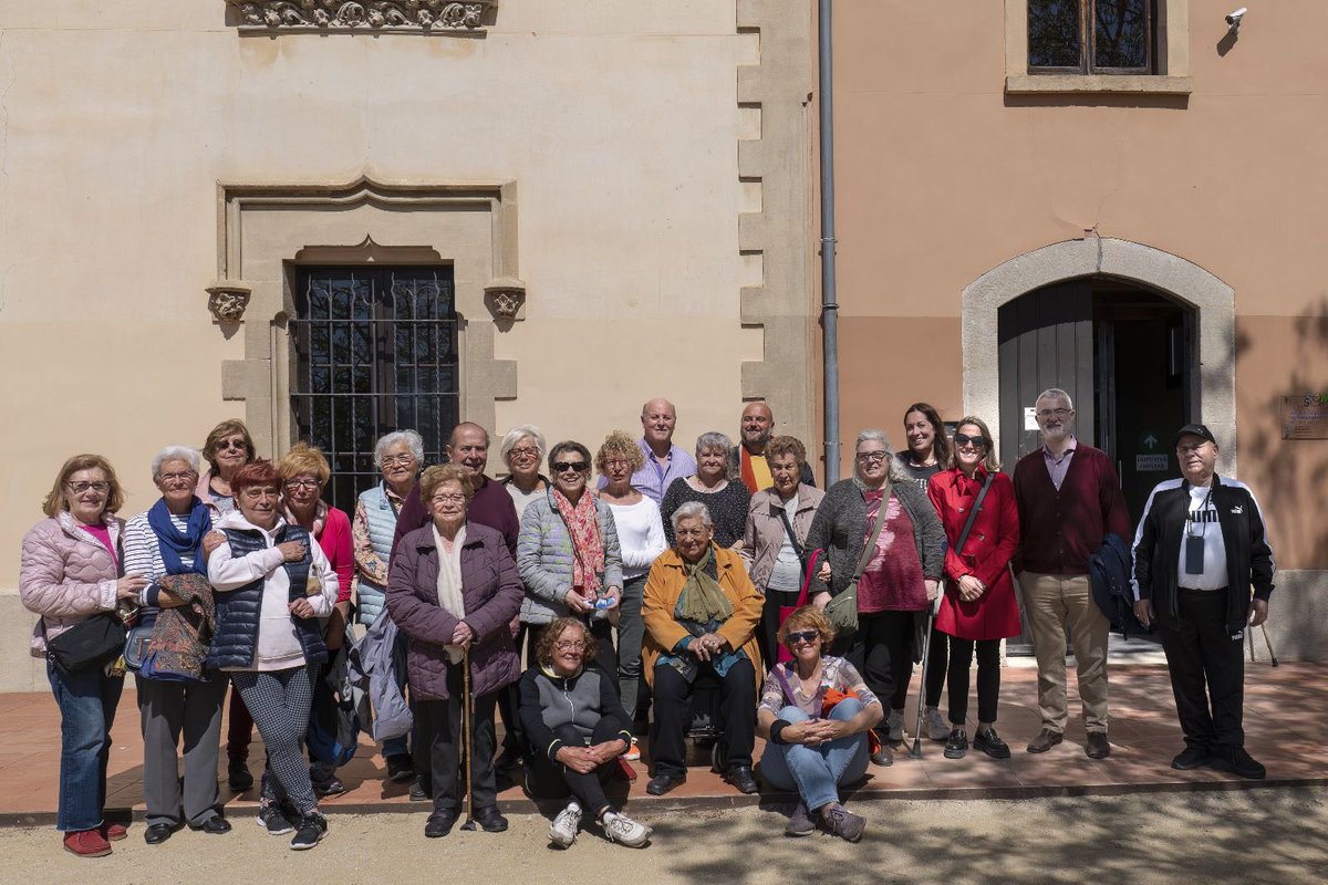 Arxiu_Lloret's tweet photo. ELS AMICS DE L'ARXIU VISITEN L'EXPOSICIÓ: JOAN SALA LLOBERAS. PINTOR DE REM I DE VELA

Diferents membres del Grup Amics de l'Arxiu (GAA) acompanyats per la regidora del SAMLM, l’Ana Garcia-Castany, varen visitar ahir divendres l'exposició al mas de Can Saragossa. https://t.co/UY6o46lV1N