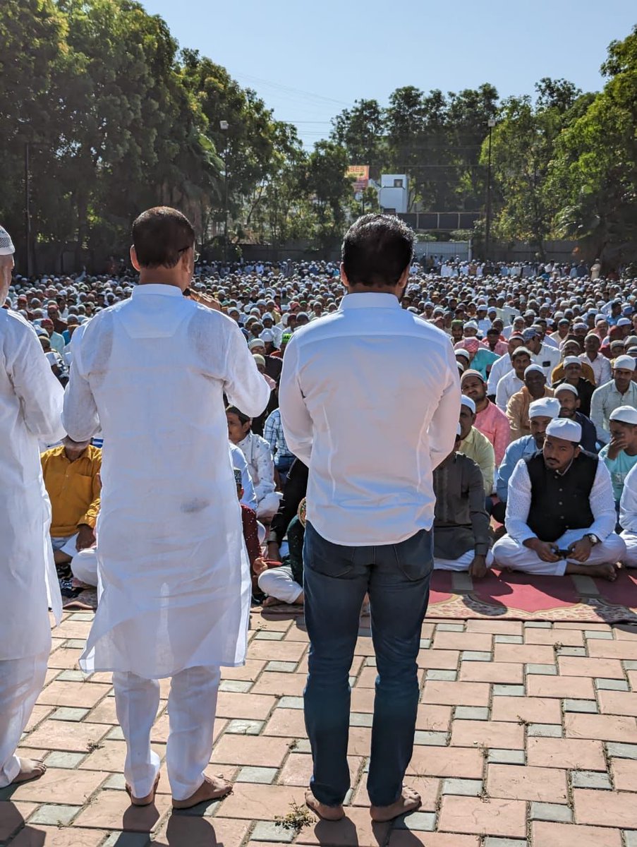 mauliabakatke's tweet photo. आज ईद निमित्त वाघोली येथील जामा मस्जिद येथे उपस्थित राहून मुस्लिम बांधवांशी संवाद साधला.

यावेळी मोठ्या उत्साहाच्या वातावरणात साजरा होत असलेल्या बंधुभावाचा आणि शांततेचा संदेश देणाऱ्या पवित्र रमजान ईदच्या समस्त मुस्लिम बंधू आणि भगिनींना मनापासून शुभेच्छा दिल्या. https://t.co/JO32eiCd9m