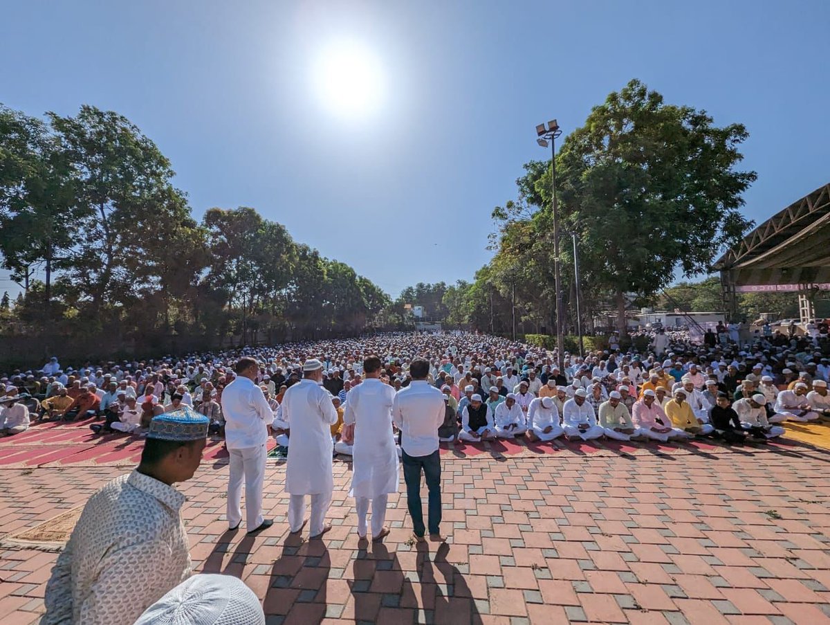 mauliabakatke's tweet photo. आज ईद निमित्त वाघोली येथील जामा मस्जिद येथे उपस्थित राहून मुस्लिम बांधवांशी संवाद साधला.

यावेळी मोठ्या उत्साहाच्या वातावरणात साजरा होत असलेल्या बंधुभावाचा आणि शांततेचा संदेश देणाऱ्या पवित्र रमजान ईदच्या समस्त मुस्लिम बंधू आणि भगिनींना मनापासून शुभेच्छा दिल्या. https://t.co/JO32eiCd9m