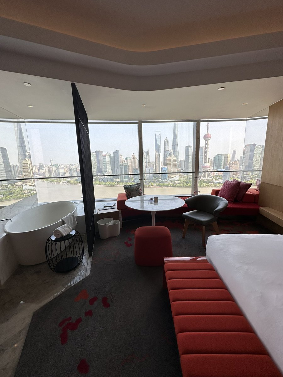 主播小姐姐瞒着男友跟我来上海出差……完成一个网红打卡，面对黄浦江，反正什么姿势试了一遍 https://t.co/sBJ8NgLLRW