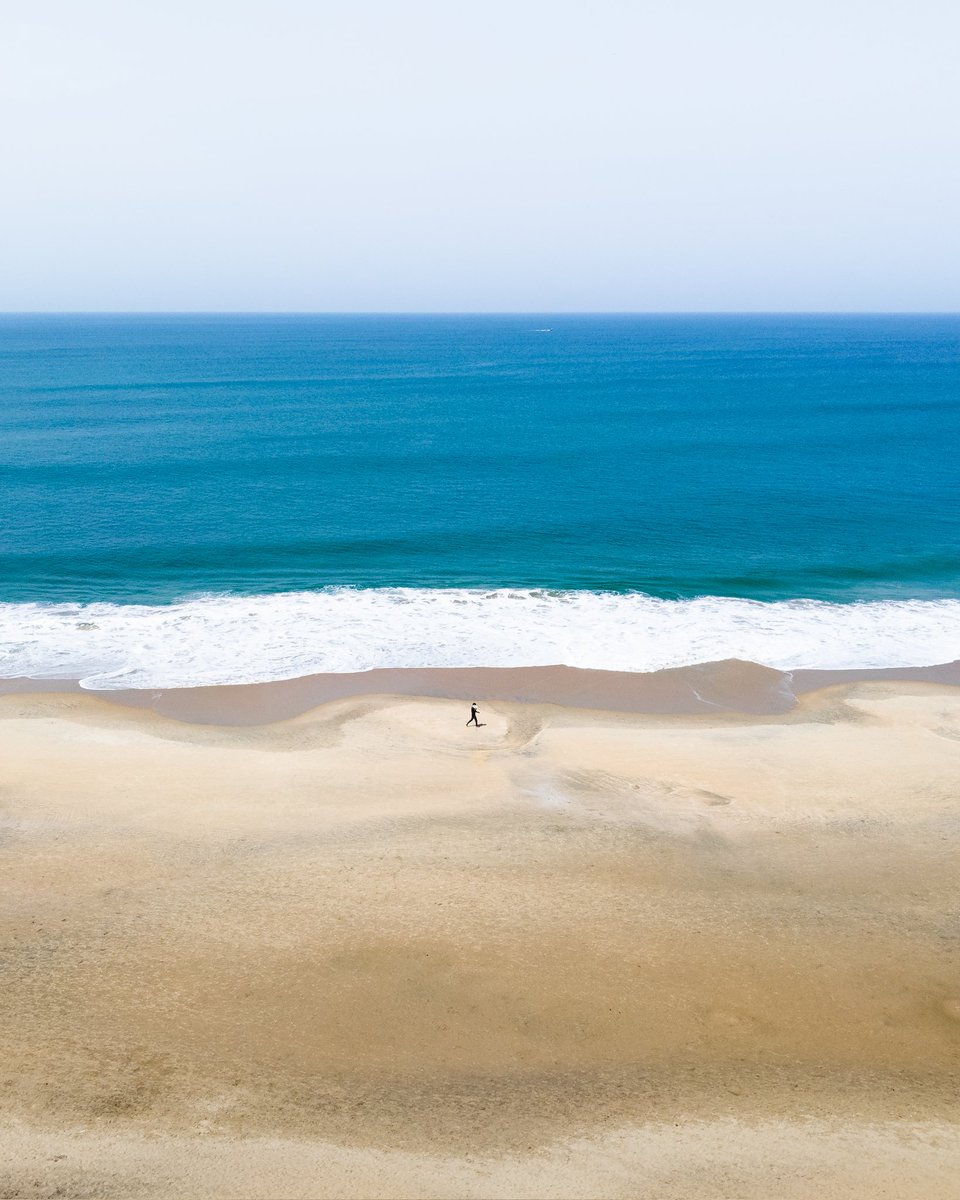 sibinn__'s tweet photo. "Life is better in flip-flops, walking on the beach."

#teampixel @madebygoogle 

#varkkala #beach #Kerala #seenonpixel #EarthDay #varkkalabeach https://t.co/OE3jHgt9PB