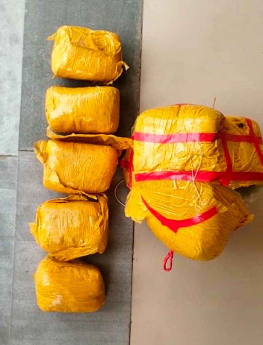 punjabview's tweet photo. #BreakingNews 

Today BSF Punjab recovered 05 packets, suspected to be heroin in Amritsar border 
.@DDNewslive .@CMOPb 
 #BSFAgainstDrugs 
#BSF #Defence 
https://t.co/lu9zB3I3Te #TejRan 
#MeraGharAapkaGhar 
#JammuAndKashmir https://t.co/9jj1oVKix5