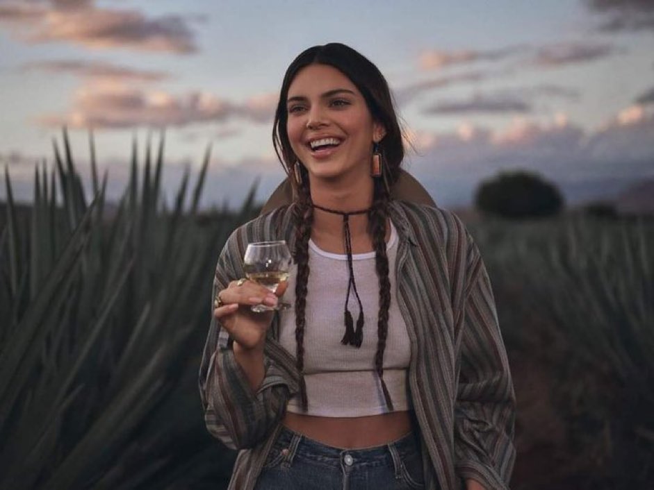 Cintistic's tweet photo. Kendall rn in the crowd watching Grupo Frontera https://t.co/JdBkysB4Va
