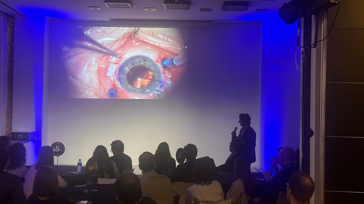 OftalmologiaRYC's tweet photo. El Dr López Vázquez de la sección de Retina participó en la reunión Horizonte Alcon 2023 celebrado los días 20 y 21 de abril en el que se debatió sobre la innovación y la revolución en la IA. 
#oftalmologia #InteligenciaArtificial  #hryc https://t.co/jOwabRcyx4