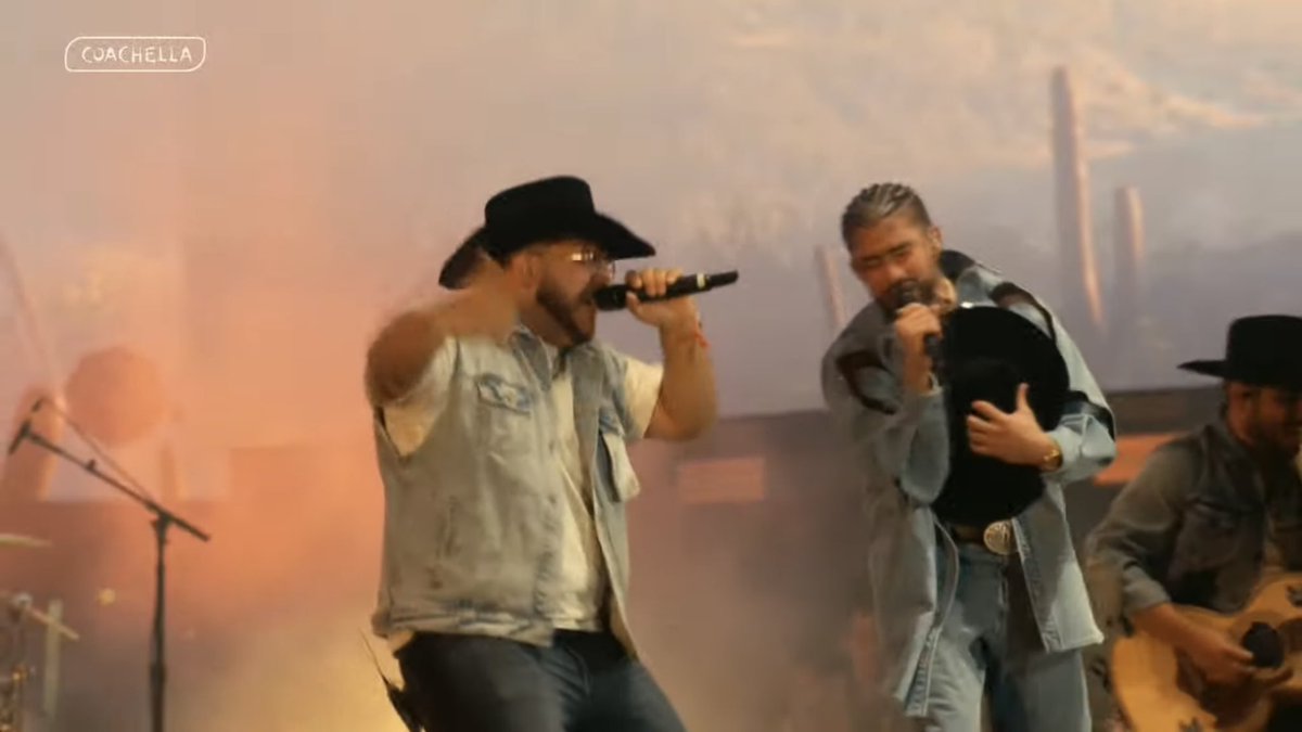 AccessBadBunny's tweet photo. Bad Bunny and Grupo Frontera performing “un x100to” live for the FIRST TIME ever in Coachella 🇲🇽 🇵🇷 https://t.co/YNgdnx9NUf