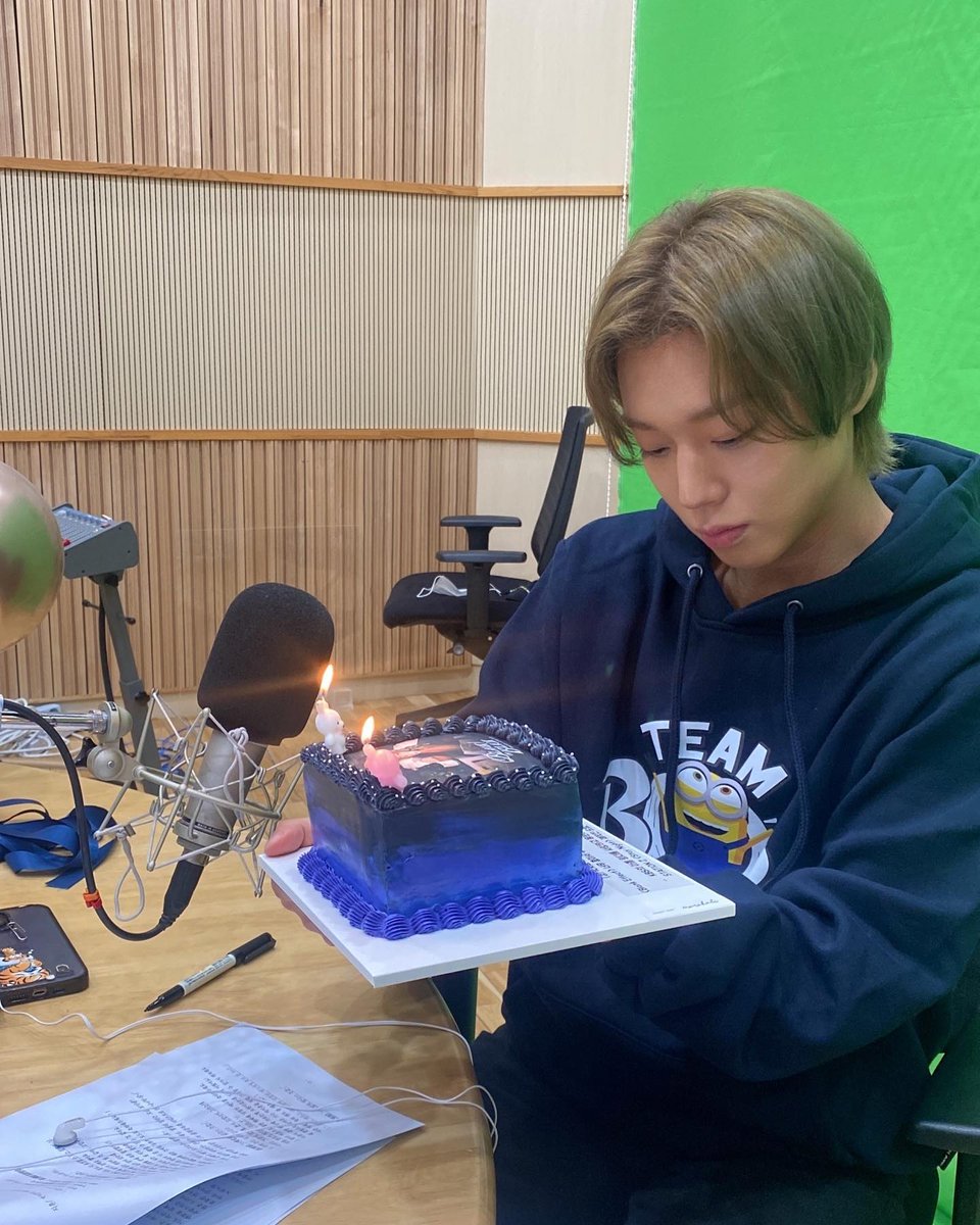 daystar_990529's tweet photo. 스테이션제트 인스타그램 #박지훈 
https://t.co/Xu2B1VzoNb

KBS가 사랑하는 아덜램💚💛💖
윙디의 컴백을 기념하기 위해 제작한 Blank or Black 케이크 이벤트🎂 https://t.co/cmUcwlIu4T