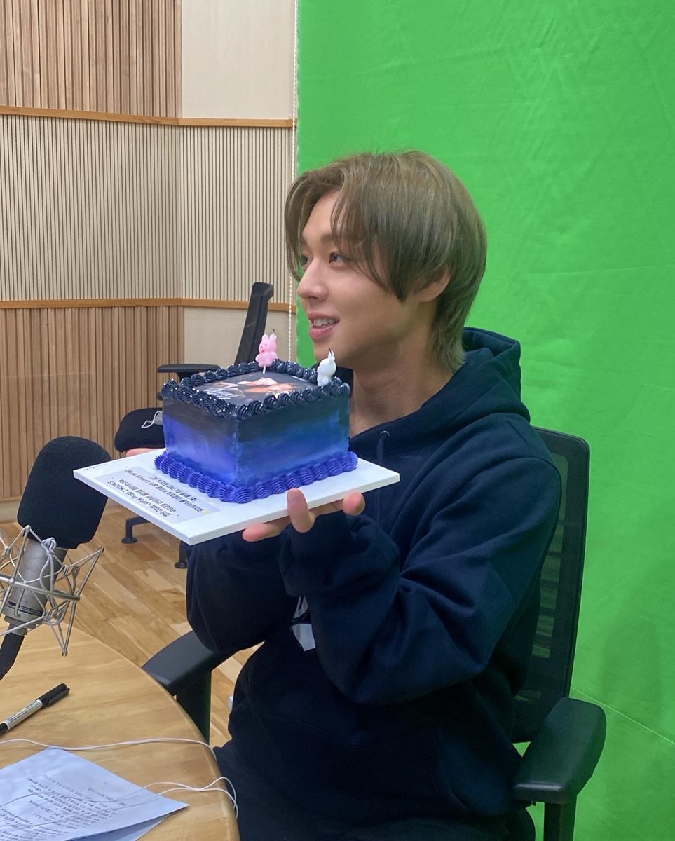 daystar_990529's tweet photo. 스테이션제트 인스타그램 #박지훈 
https://t.co/Xu2B1VzoNb

KBS가 사랑하는 아덜램💚💛💖
윙디의 컴백을 기념하기 위해 제작한 Blank or Black 케이크 이벤트🎂 https://t.co/cmUcwlIu4T