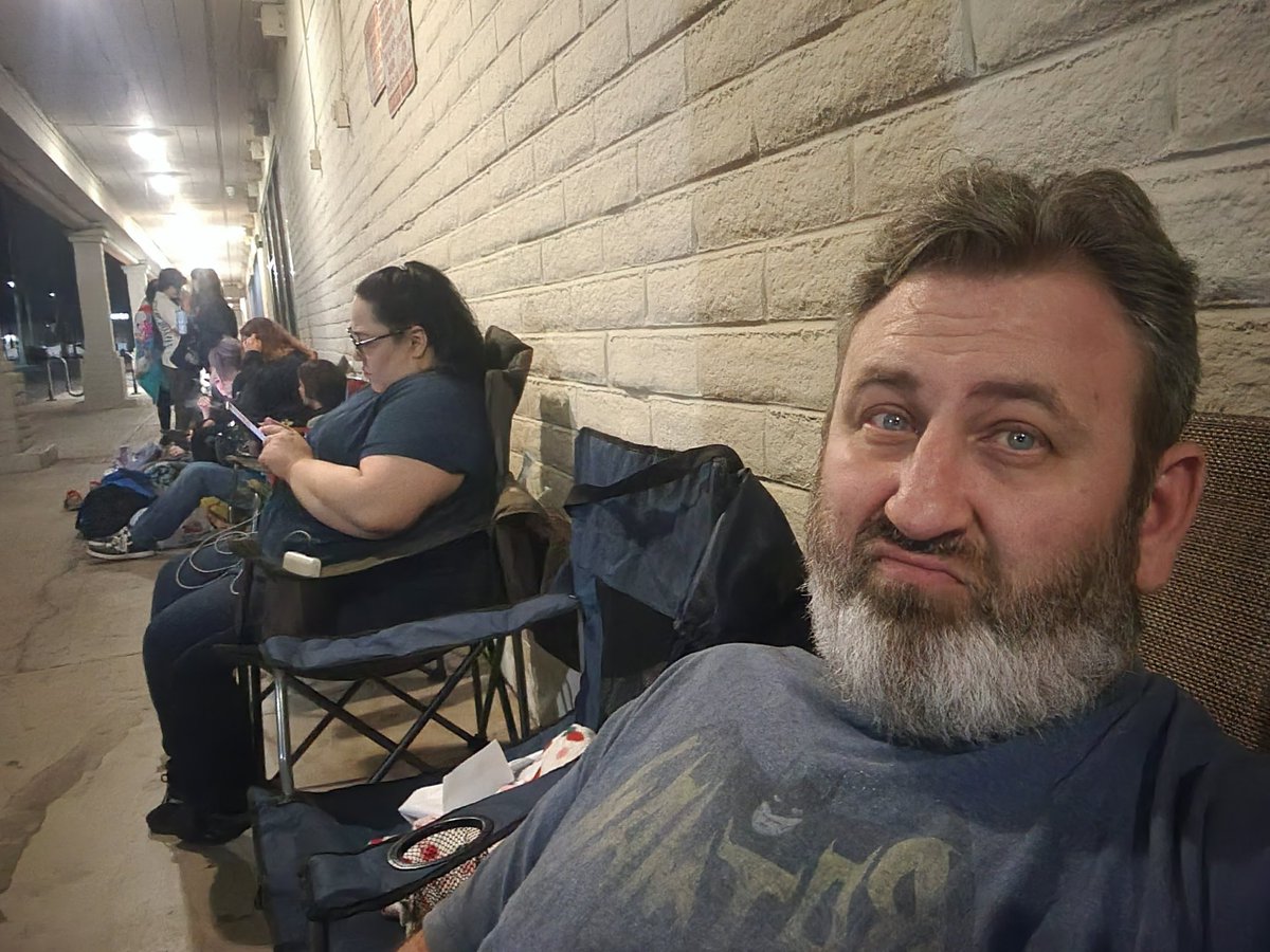 Hunyady4's tweet image. Fantastic night to camp out for RSD! Unfortunately, the #Swifties got here before me, lol #mccartney #starr and #Elton here I come