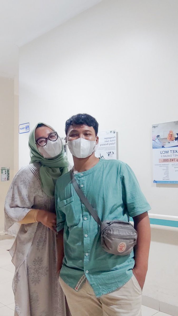 oycaoo's tweet photo. @andihiyat tudei foto seadanya dengan mata sembab dan backround rumah sakit, karena pas malem takbiran adeku harus operasi dadakan. sing penting masih ketemu lebaran+bareng keluarga. alhamdulillah~ mohon doanya buat adeku btw hehe makasiyyyy #lebaranvibes https://t.co/HISVUMo42b