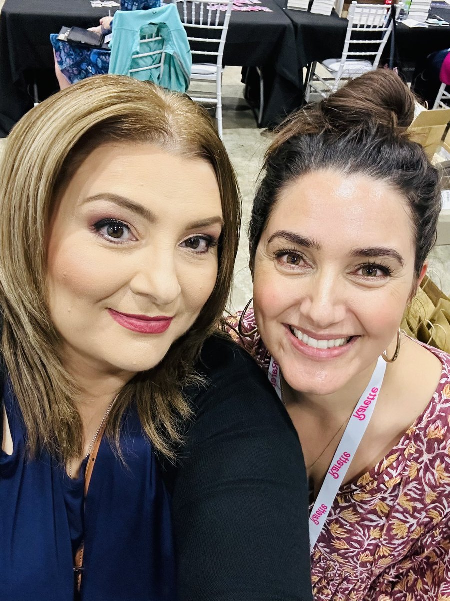 ves_gp_mua's tweet photo. Met the iconic Sofia Lette aka voice of Brielle Johnston of iconic Mr Masters by #TLSwan performed with our Favourite Brit @ShaneEastReads at
#RARE23Melbourne 🥹😍💖🎙️📖🇦🇺🩵#AussiesDoItEvenBetter https://t.co/dY9HvWUBSS