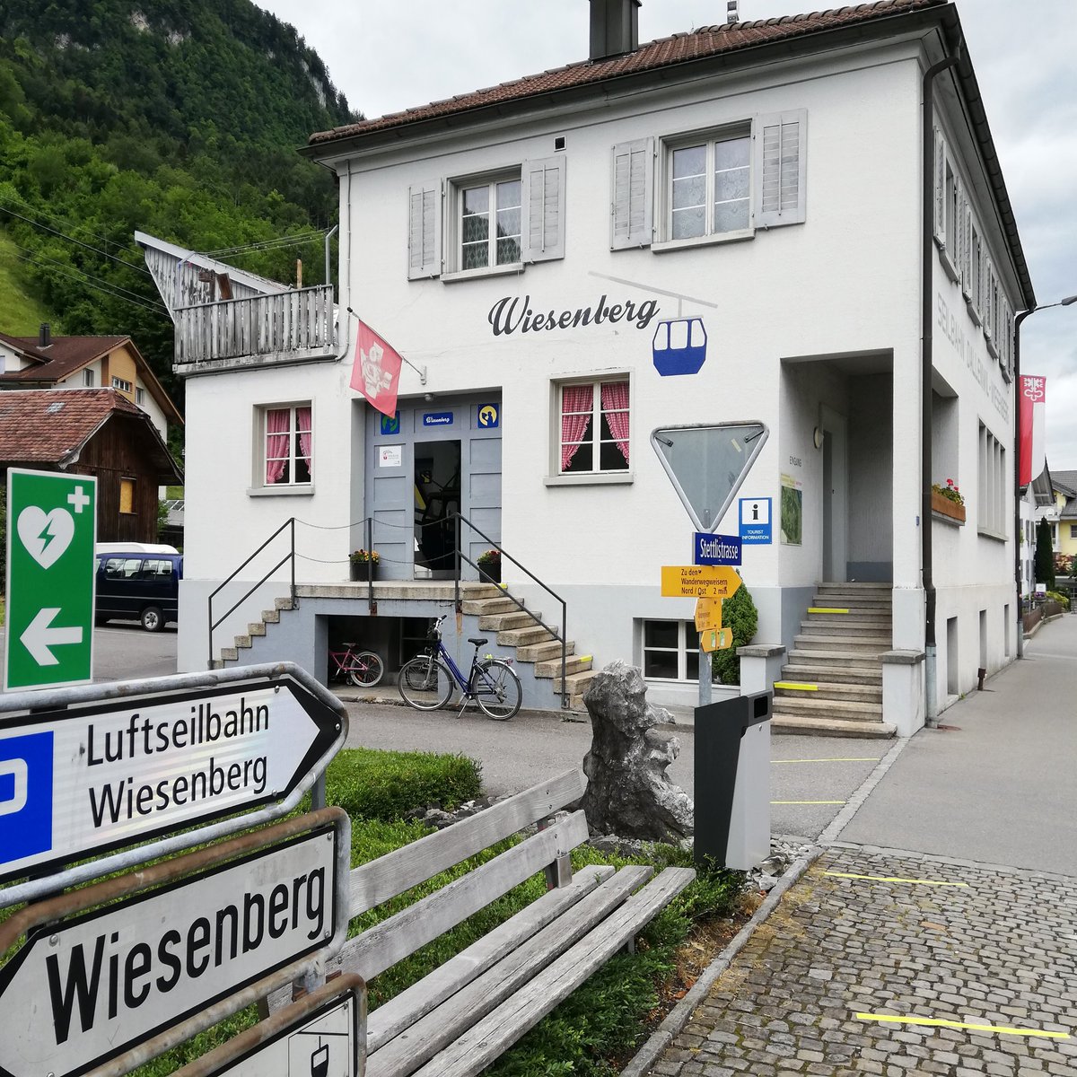 juiz_nidwalden's tweet photo. Ab morgen Sonntag ist die frisch sanierte 🚡Luftseilbahn Dallenwil - Wiesenberg wieder für ihre Gäste im Normalbetrieb unterwegs. Mit dem Rundreisebillet via Wirzweli geniessen Sie einen abwechslungsreichen Ausflug ins Gebiet #Wiesenberg, #Wirzweli und #Dallenwil.
@STMediaCH https://t.co/GR4fuo4p3h