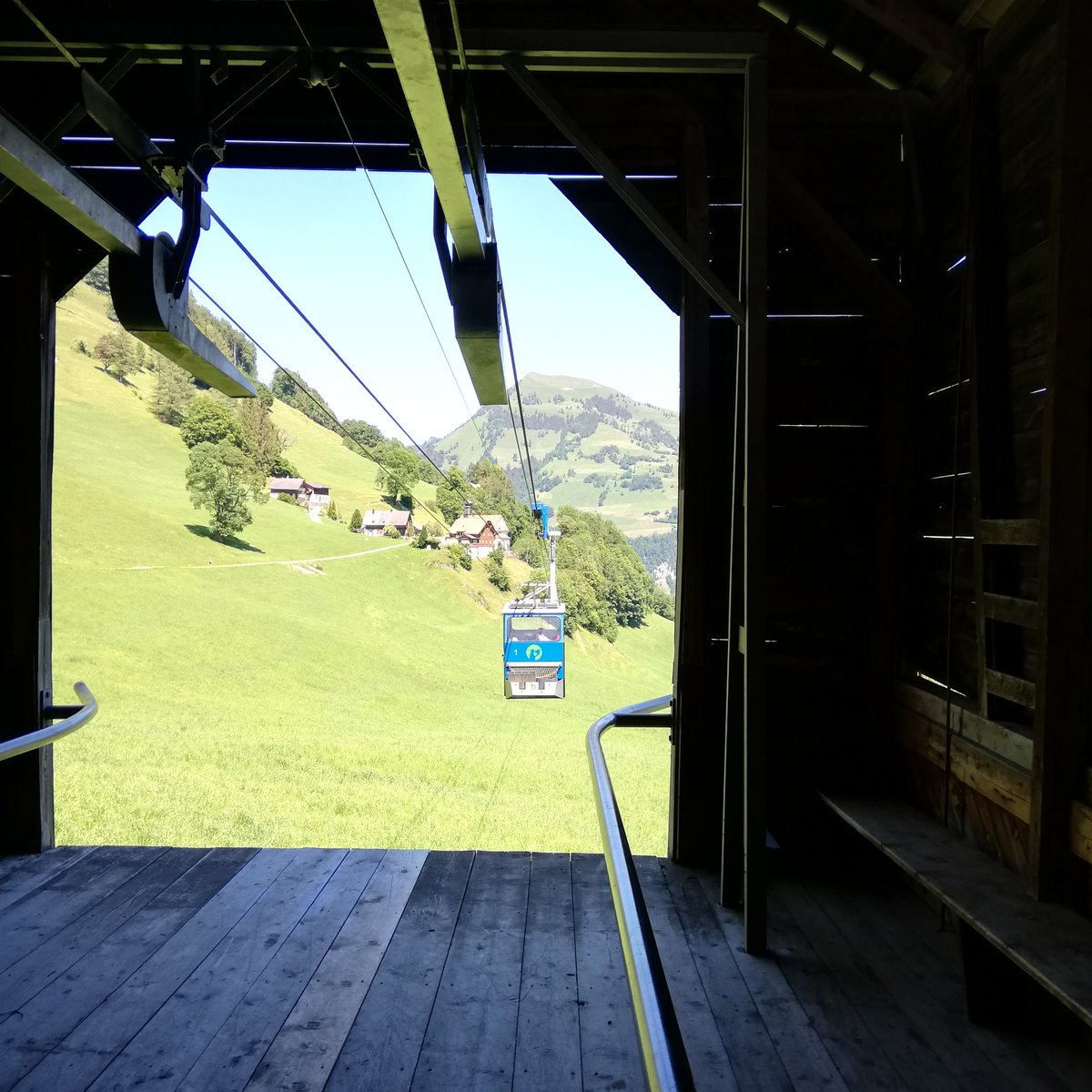 juiz_nidwalden's tweet photo. Ab morgen Sonntag ist die frisch sanierte 🚡Luftseilbahn Dallenwil - Wiesenberg wieder für ihre Gäste im Normalbetrieb unterwegs. Mit dem Rundreisebillet via Wirzweli geniessen Sie einen abwechslungsreichen Ausflug ins Gebiet #Wiesenberg, #Wirzweli und #Dallenwil.
@STMediaCH https://t.co/GR4fuo4p3h