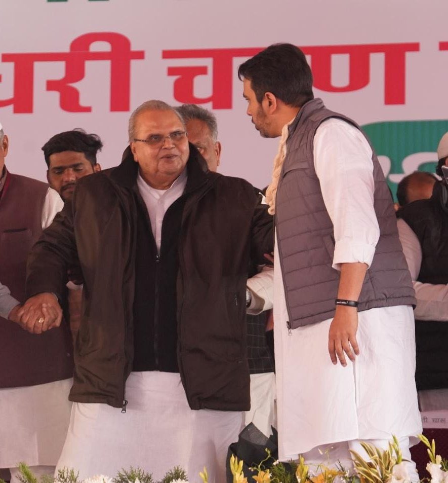 Jiyachaudhary31's tweet photo. सत्य परेशान हो सकता है पराजित नहीं।💪💪

#देश_सत्यपाल_मलिक_के_साथ_है https://t.co/yJH55u8Yad