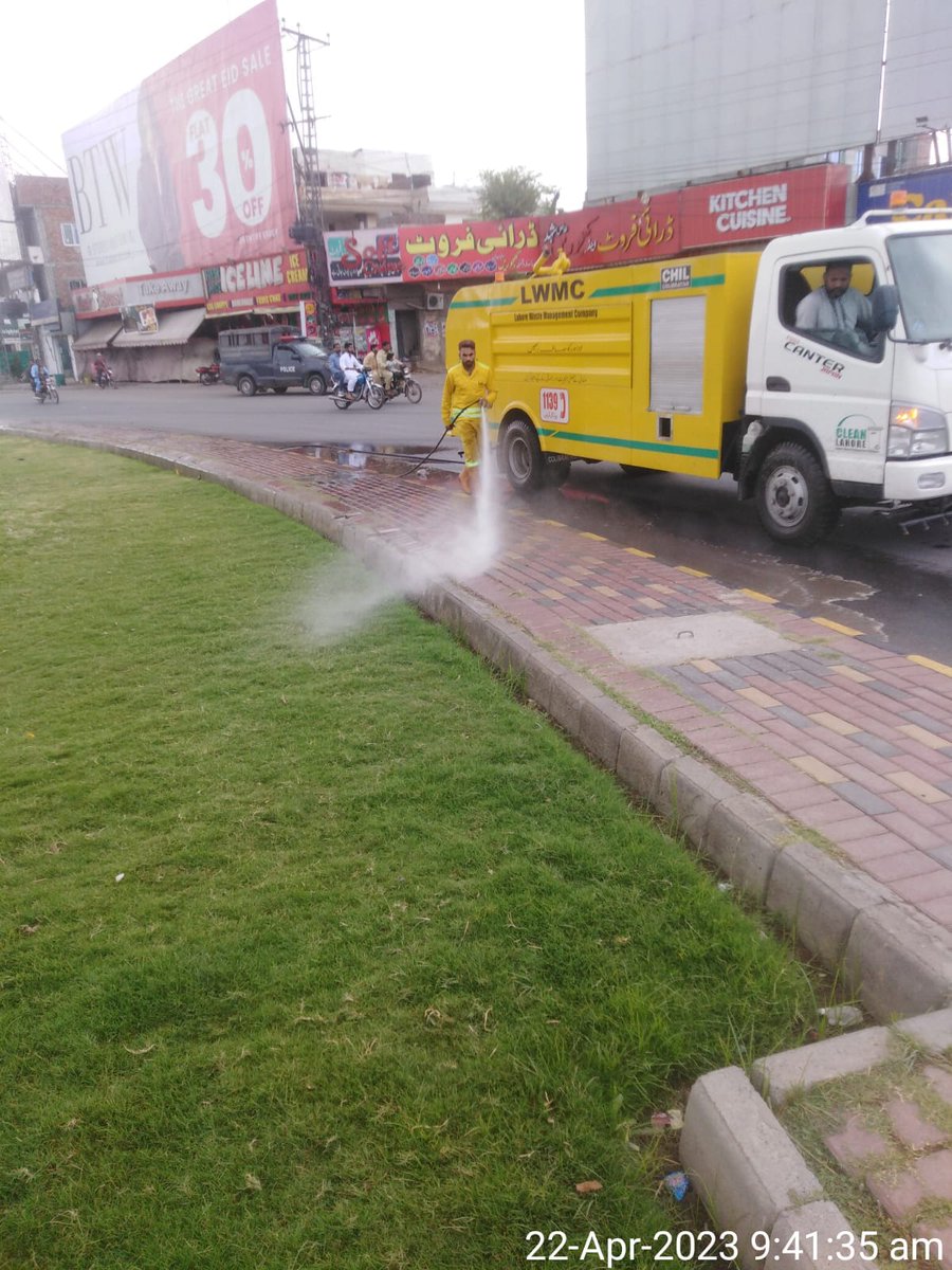 SPAL_1139's tweet photo. لاہور میں عید کا سماں
اڈا پلاٹ، رائیونڈ روڈ پر واشنگ کا عمل جاری
شہر بھر میں صفائی ٹیمیں عید کے روز بھی متحرک ہیں۔
#EID2023
#KeepLahoreClean
#GoodWorkLWMC
#Eid2023withLWMC
@commissionerlhr @CS_Punjab @DCLahore @lgcddpunjab @ibrahimhmurad @MohsinnaqviC42 https://t.co/jtpwrp6AL1