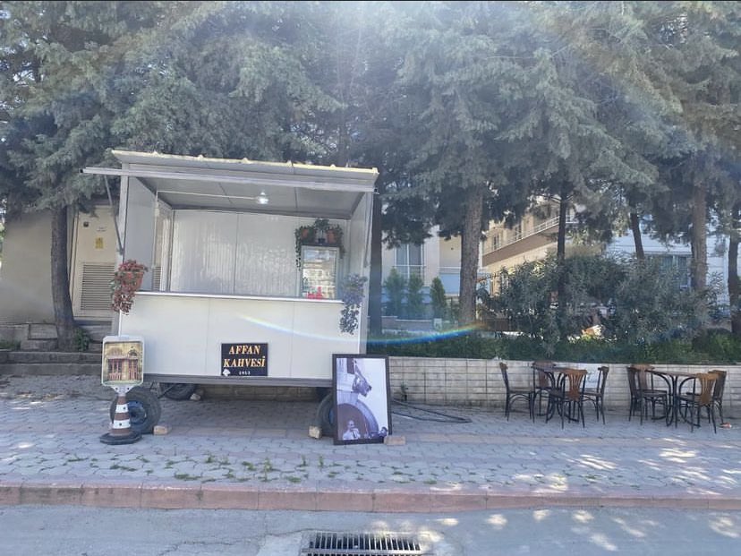 Size güzel bir haber vereyim..

Affan kahvesi açıldı 🥰

Enkazdan çıkardıkları tabela ve Hatay’ın kurtuluşunda çekilen bayrakla  başladılar.. (Harbiye caddesi Yaman Otelin 500 metre ilerisi)