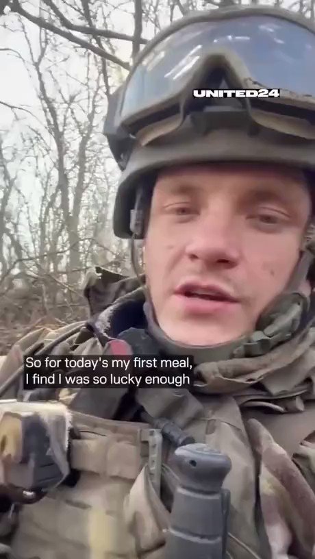 Ich hatte gerade das große Glück diesen Schokoriegel in meiner Tasche zu finden und das ist so toll. Ich habe Kameraden verloren und Feinde getötet, so viele Emotionen, ich bin physisch und emotional ausgelaugt. Umso mehr genieße ich deshalb das Glück dieses leckeren