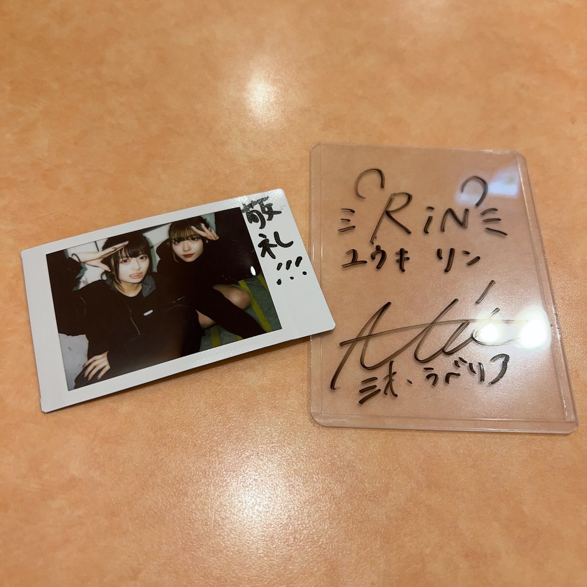 kmnr_shino07's tweet photo. 初対バンライブ…気負って後ろの方にいたけどすっごく楽しかったよ💕次は前の方に行けるように頑張る🤣🤣
神くじ4回引いたら全部りんちゃんで、追加2回引いたらレアみおちとまさかまさかのC賞✨✨
また休みの日にライブ行くね🥺💕︎💕︎

 #カミノリアル 
 #moG004 https://t.co/Nx7gjZ8KFT