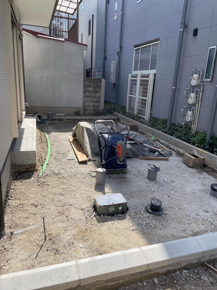 ExiJapan's tweet photo. ちゃんとした設計士がいて
監理されてる現場ならまだしも
外構だけでも3つの会社に分かれてたら
そらこうなるわな…

6平米ちょっとのこの狭い範囲に
排水枡×2 最終枡×1 止水栓×1 MB×1
カーポート柱×1 オーバードアの柱×2
しかもt=60mmのタイル敷で斜めに施工
施工の順番も逆やしね。 https://t.co/lKm4C2Vo5u