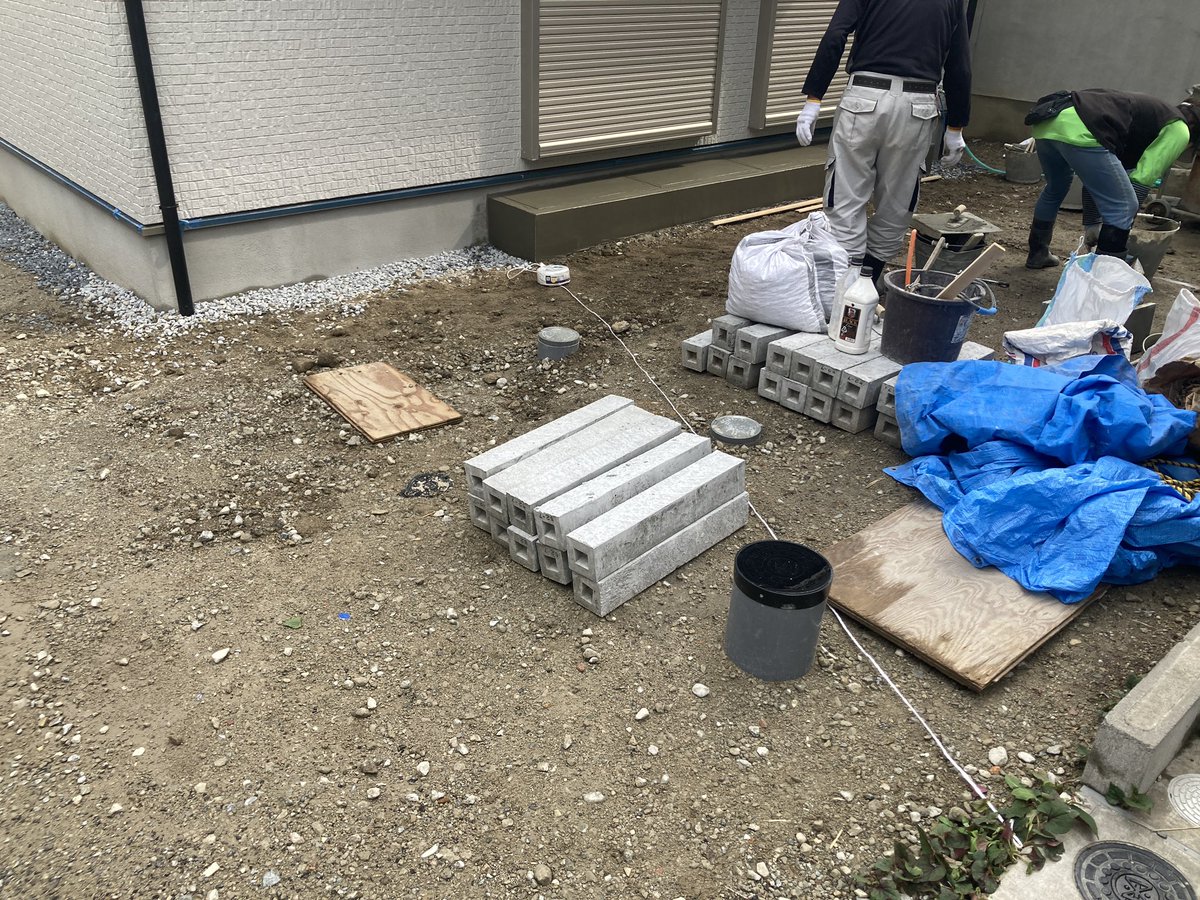 ExiJapan's tweet photo. ちゃんとした設計士がいて
監理されてる現場ならまだしも
外構だけでも3つの会社に分かれてたら
そらこうなるわな…

6平米ちょっとのこの狭い範囲に
排水枡×2 最終枡×1 止水栓×1 MB×1
カーポート柱×1 オーバードアの柱×2
しかもt=60mmのタイル敷で斜めに施工
施工の順番も逆やしね。 https://t.co/lKm4C2Vo5u
