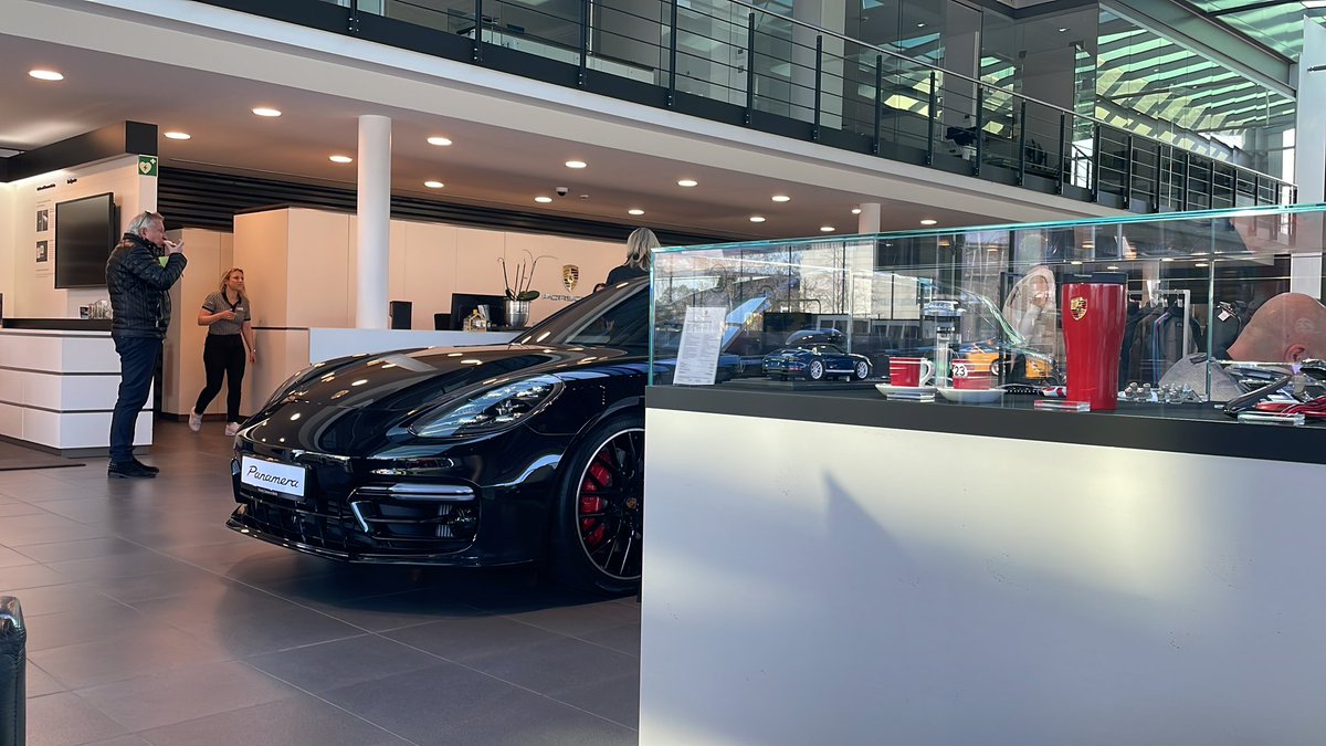 Danny_Crane_BLN's tweet photo. Guten Morgen Freundinnen und Freunde. Habt alle einen schönen Tag. Der Sommer kann kommen ☝🏼 #Boxenstopp #Porsche https://t.co/K1mHrdwetz