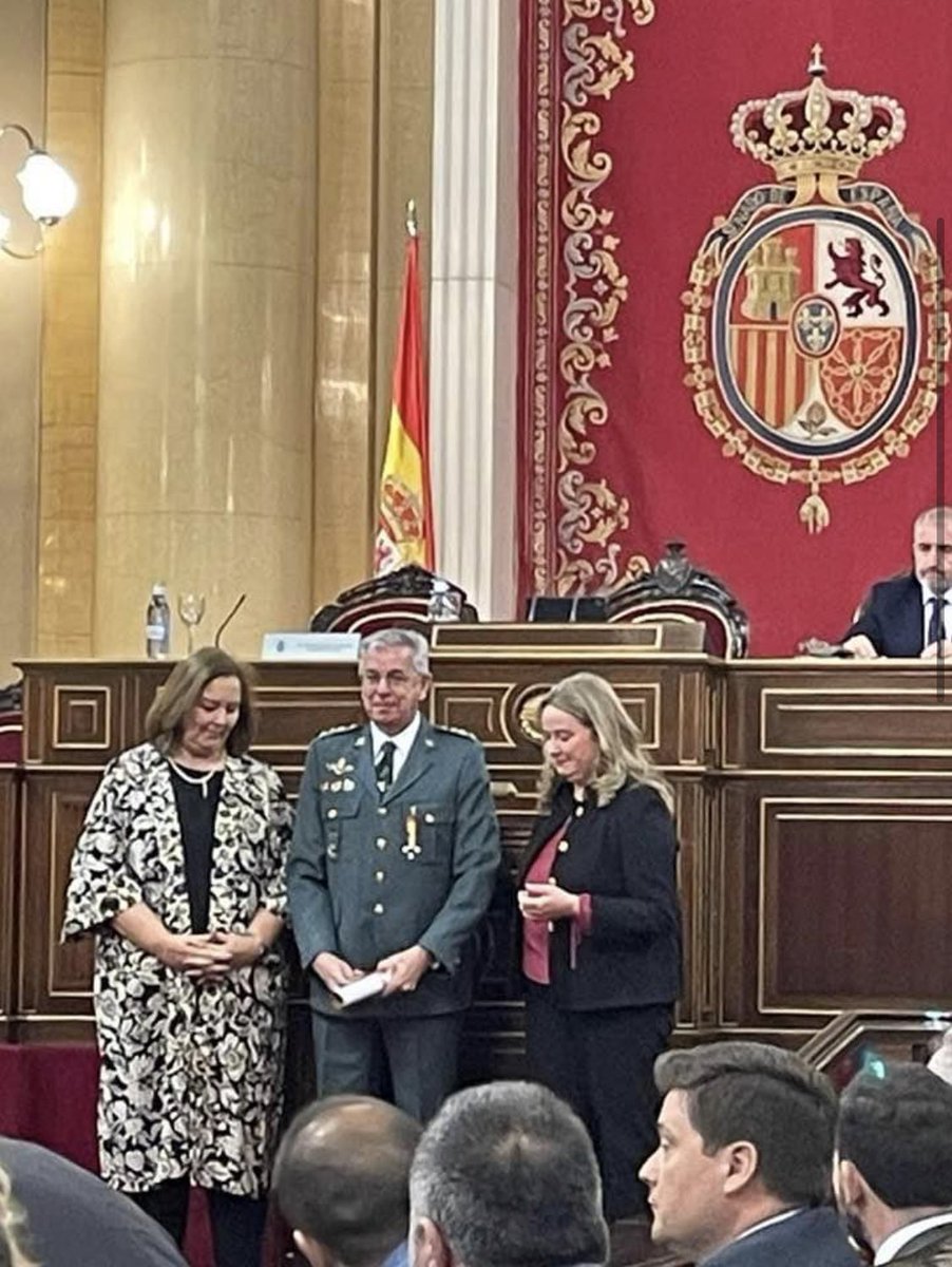polilla_88's tweet photo. Entrega al Coronel Sánchez Corbi en el Senado de la medalla de honor de la AVT. El GC más condecorado y defenestrado por el Sr. Marlaska, liberó a Ortega Lara y su labor Antiterrorista le faltan adjetivos. Demos publicidad porque a la prensa por lo visto no lo considera noticia. https://t.co/G34cdtlGfv