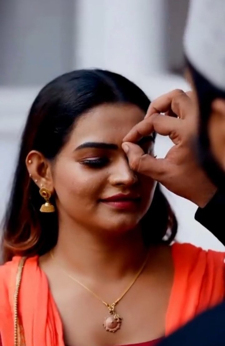 VarunKrRana's tweet photo. Muslim boy removing bindi, draping her head and converting her without any shame! 

They will still vociferously claim via cringey sermons and cliched messages of harmony and diversity that love has no religion ! https://t.co/s3JgINXxUD