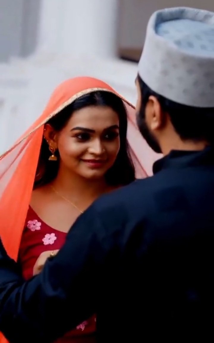 VarunKrRana's tweet photo. Muslim boy removing bindi, draping her head and converting her without any shame! 

They will still vociferously claim via cringey sermons and cliched messages of harmony and diversity that love has no religion ! https://t.co/s3JgINXxUD