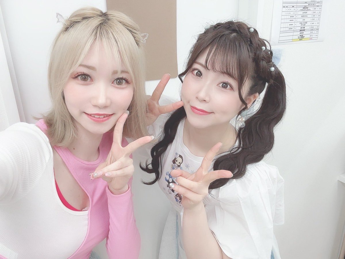 inmkoyuki's tweet photo. ここちゃんのライブ楽しすぎた🤣🙏🏻💕
皆こゆちゃんコールなの笑ったｗｗｗ

出会ってからずっと仲良くしてくれて、ニナペレがいる心強さにいつも助けてもらいました🥲🫶お仕事でもプライベートでもお世話になりました💚🩵ラブ

落ちサビで21日初泣き🥲♡
p.s.私の母はSHIROTAEが聴きたかったそうです🤣 https://t.co/oBQ1e4IX65