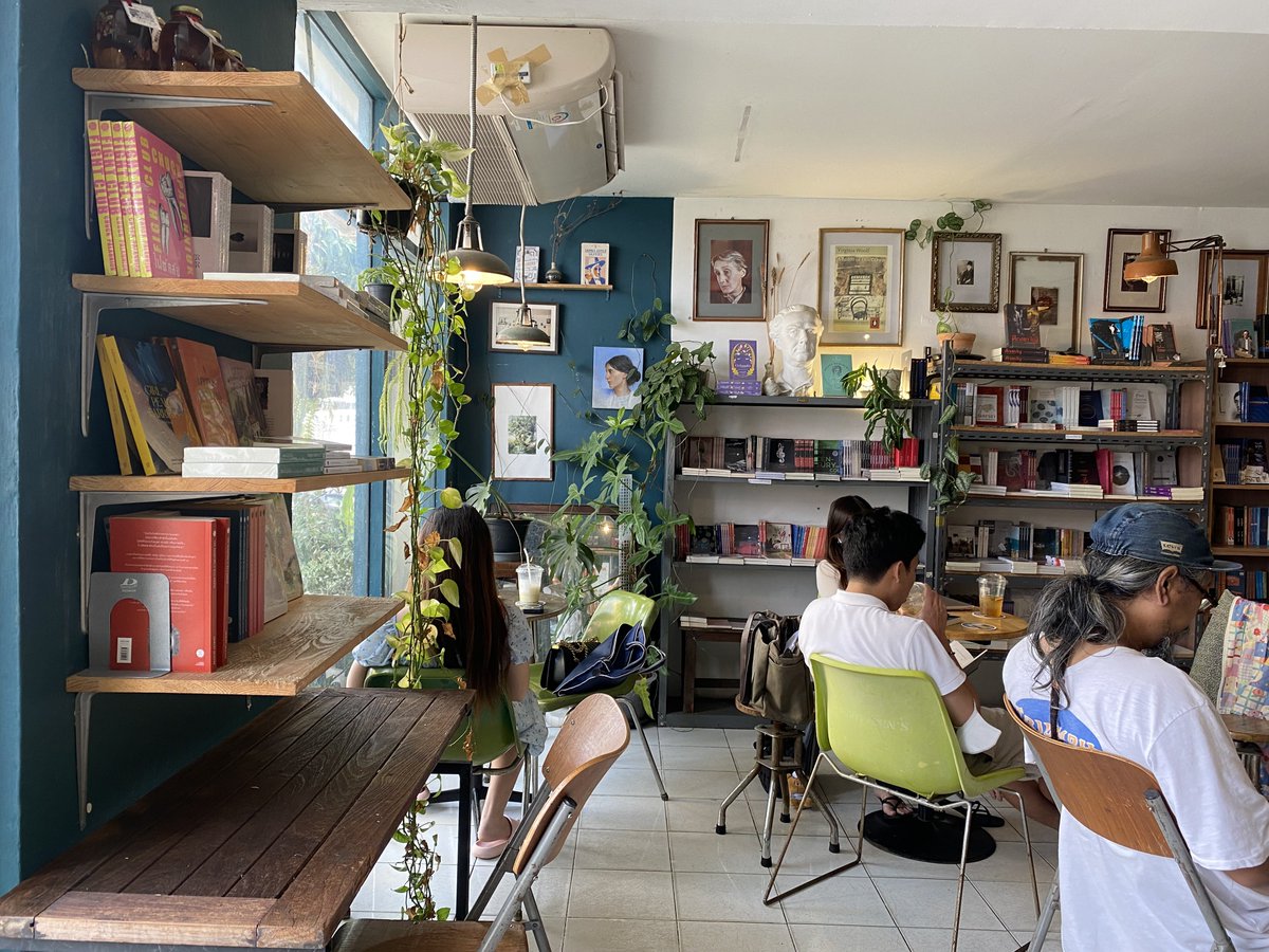 a book with no name ถ.สามเสน

ร้านหนังสือและคาเฟ่ มีหนังสือมีกาแฟมีแมมีโต๊ะให้นั่งอ่าน บรรยากาศเย็นสบาย ตัดกับอากาศข้างนอกที่ร้อนระอุเสียเหลือเกิน