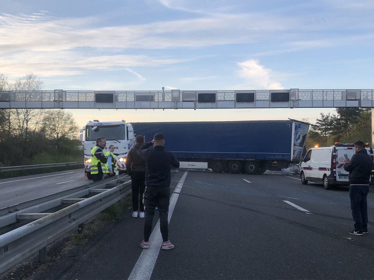 mariesarger's tweet photo. @AnaisBonnefoi A71 remise du camion sur ses roues après l’avoir vidé de son chargement (palettes d’eau). Bloqué 5heures derrières https://t.co/8CSE7sE1W8