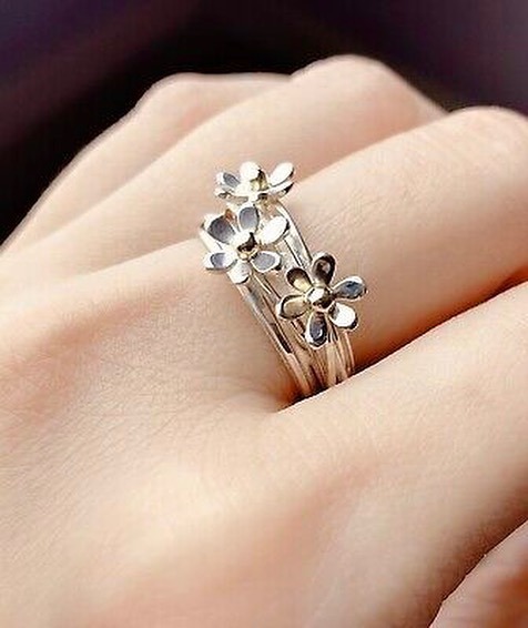 WildeShop's tweet photo. Lovely silver statement ring from our Linda Macdonald collection. Entwined silver wire sprinkled with pretty silver daisies &amp; solid gold centres. TAP to purchase @ £92 or choose Local Pickup at checkout. ✨🌼✨ #daisy #daisyring 
•
•
•
•
• 
#wildeje… https://t.co/wMyc5V1iHr https://t.co/sPhOy6JnGg