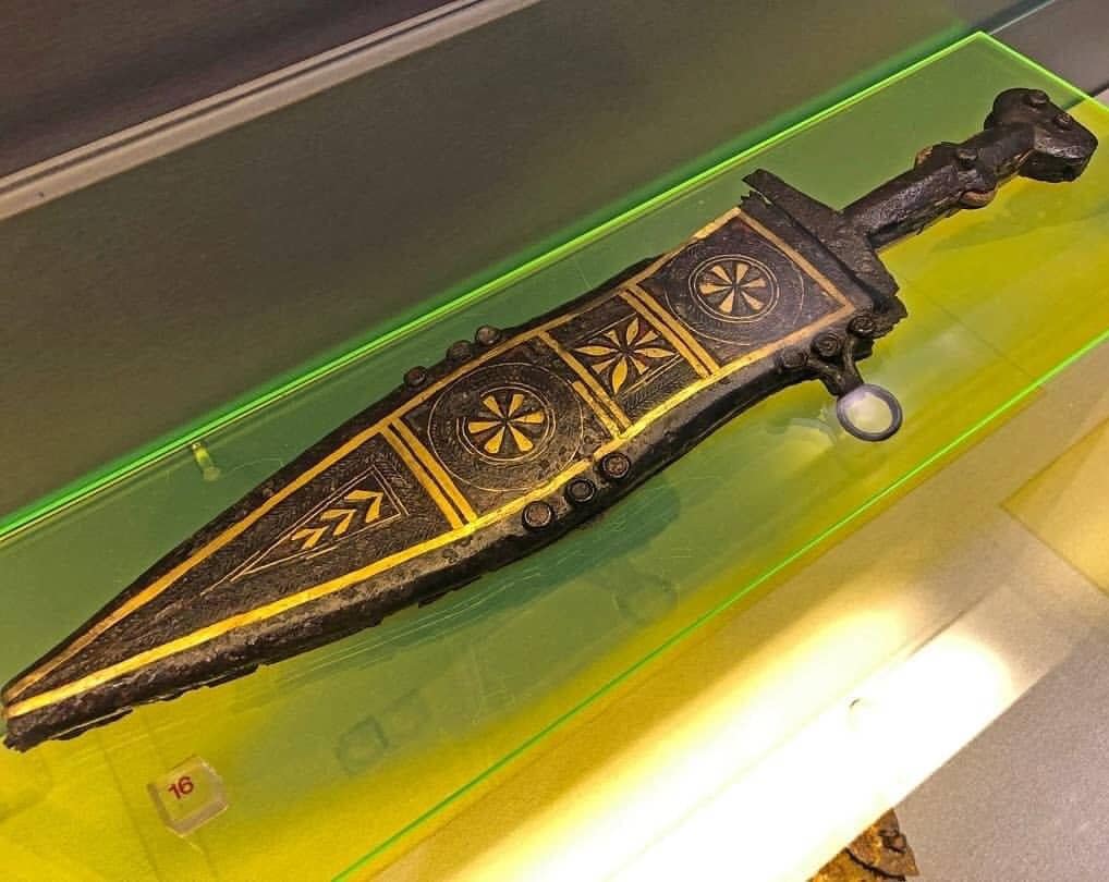 TrimontiumTrust's tweet photo. #Roman #pugio, 1st C. The scabbard is ornamented with geometric motifs; the decoration imitates the pistilliform design of the dagger. One of the rings that allowed the legionnaire to attach the scabbard to the belt remains. #Zagreb Archaeological Museum.
Photo1 @OptimoPrincipi https://t.co/2HBpeYIZFH