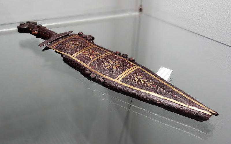 TrimontiumTrust's tweet photo. #Roman #pugio, 1st C. The scabbard is ornamented with geometric motifs; the decoration imitates the pistilliform design of the dagger. One of the rings that allowed the legionnaire to attach the scabbard to the belt remains. #Zagreb Archaeological Museum.
Photo1 @OptimoPrincipi https://t.co/2HBpeYIZFH
