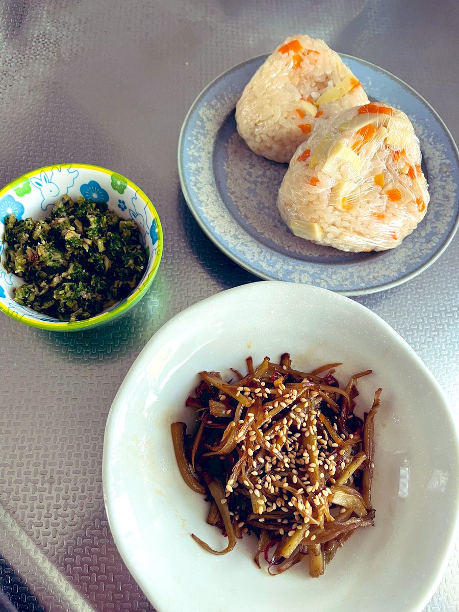 ariru04062223's tweet photo. 最近朝起きたら何か作りたくなる⑅◡̈*何だか訳のわからない組み合わせだけど
作ろうと思って置いてあった材料で☺️うどの皮のきんぴらがん〜っま😳💓休日の昼のみビールは最高です（笑）
#ateliershiorionline
#1期生
#三重支部
#たけのこご飯
#うどのきんぴら
#セロリの葉ふりかけ https://t.co/Ua19rzOGCf