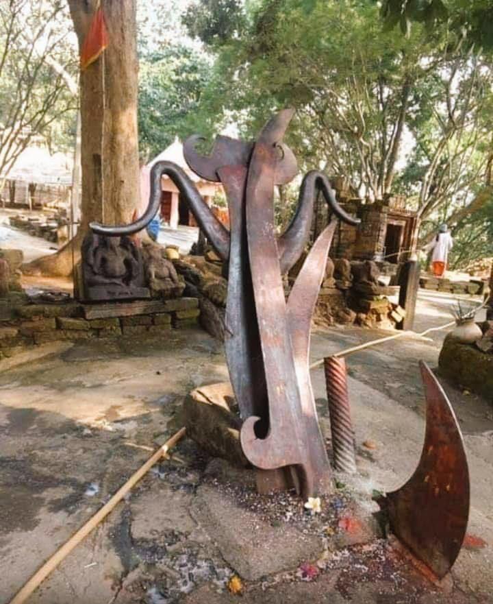 MSU46967008's tweet photo. झारखंड के रांची शहर में दूर घने जंगलों में स्थित "टांगीनाथ धाम'' में भगवान परशुराम जी का फरसा आज भी गड़ा है। हजारों वर्षों से खुले आसमान के नीचे गड़े इस फरसे पर आज तक जंग नहीं लगा, यह नक्सल प्रभावित क्षेत्र है यहां साल में केवल एक बार महाशिवरात्रि पर ही मेला लगता है. https://t.co/KK1CPXVQi9