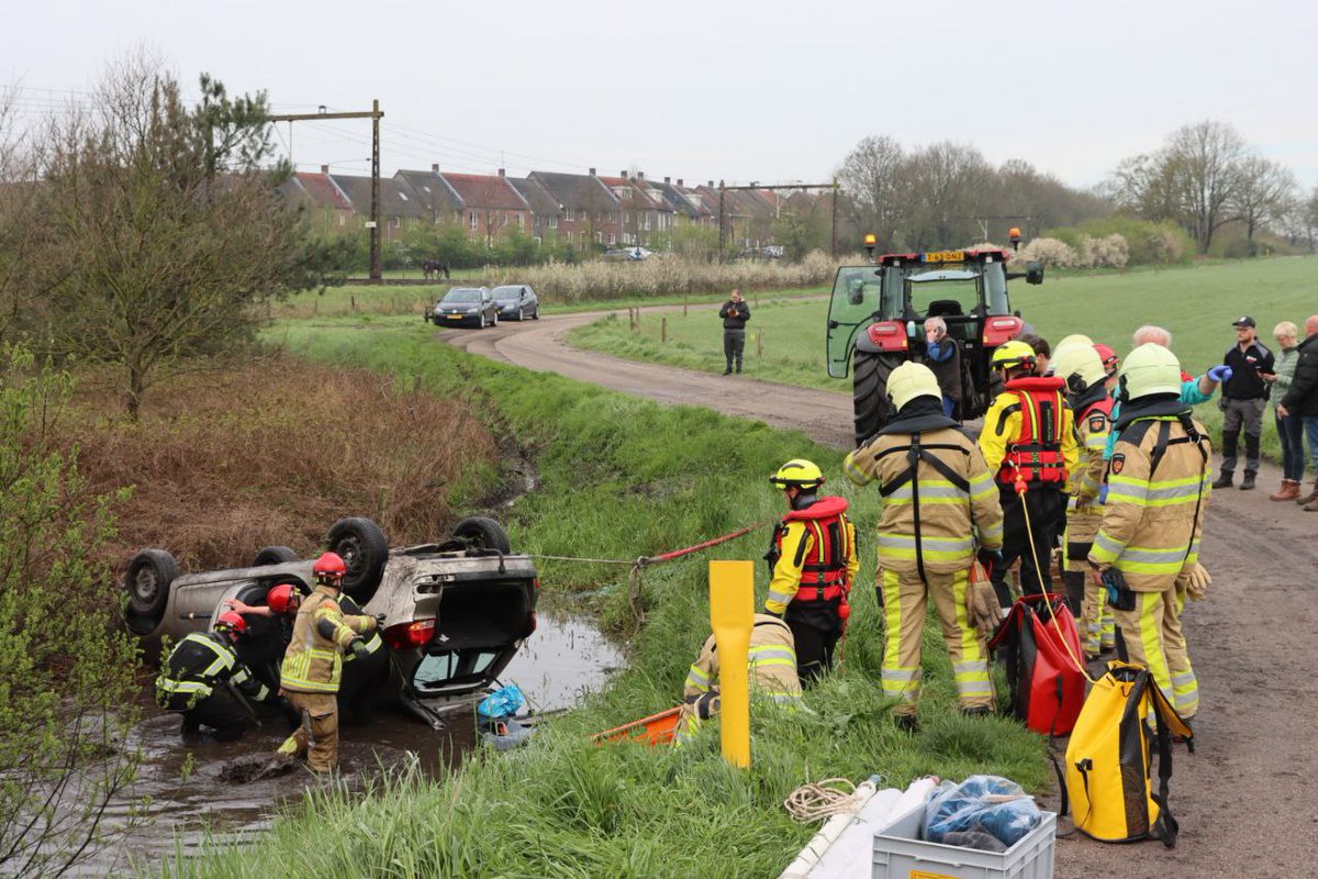 112Steenwijk's tweet photo. Auto ondersteboven in sloot in Tuk (Foto) | https://t.co/JMdO5p7hG3 | #Steenwijk https://t.co/JnavbuqNdf