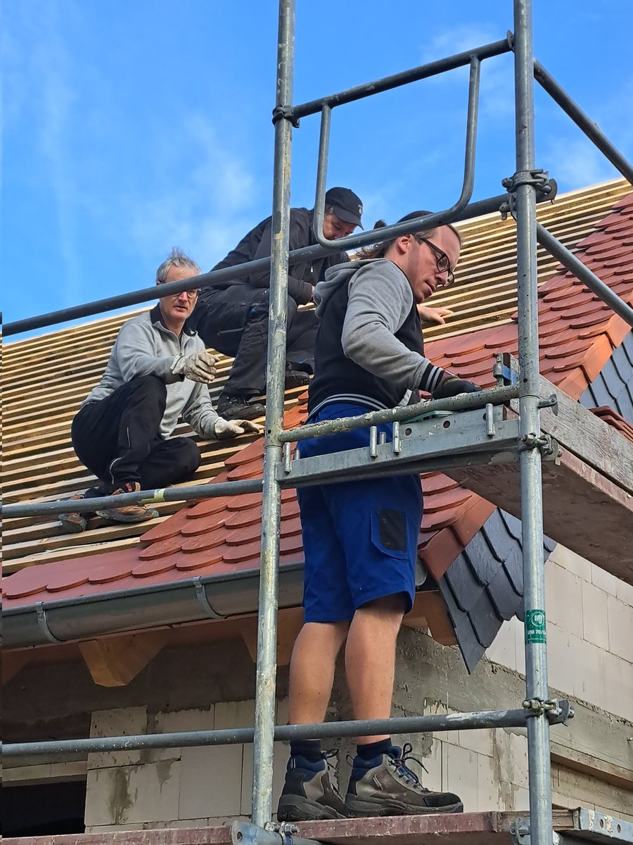 offenthal's tweet photo. Heute decken wir das Dach...
#Backhausprojekt
#Dreieich
#Offenthal https://t.co/WwxmaiQrrz