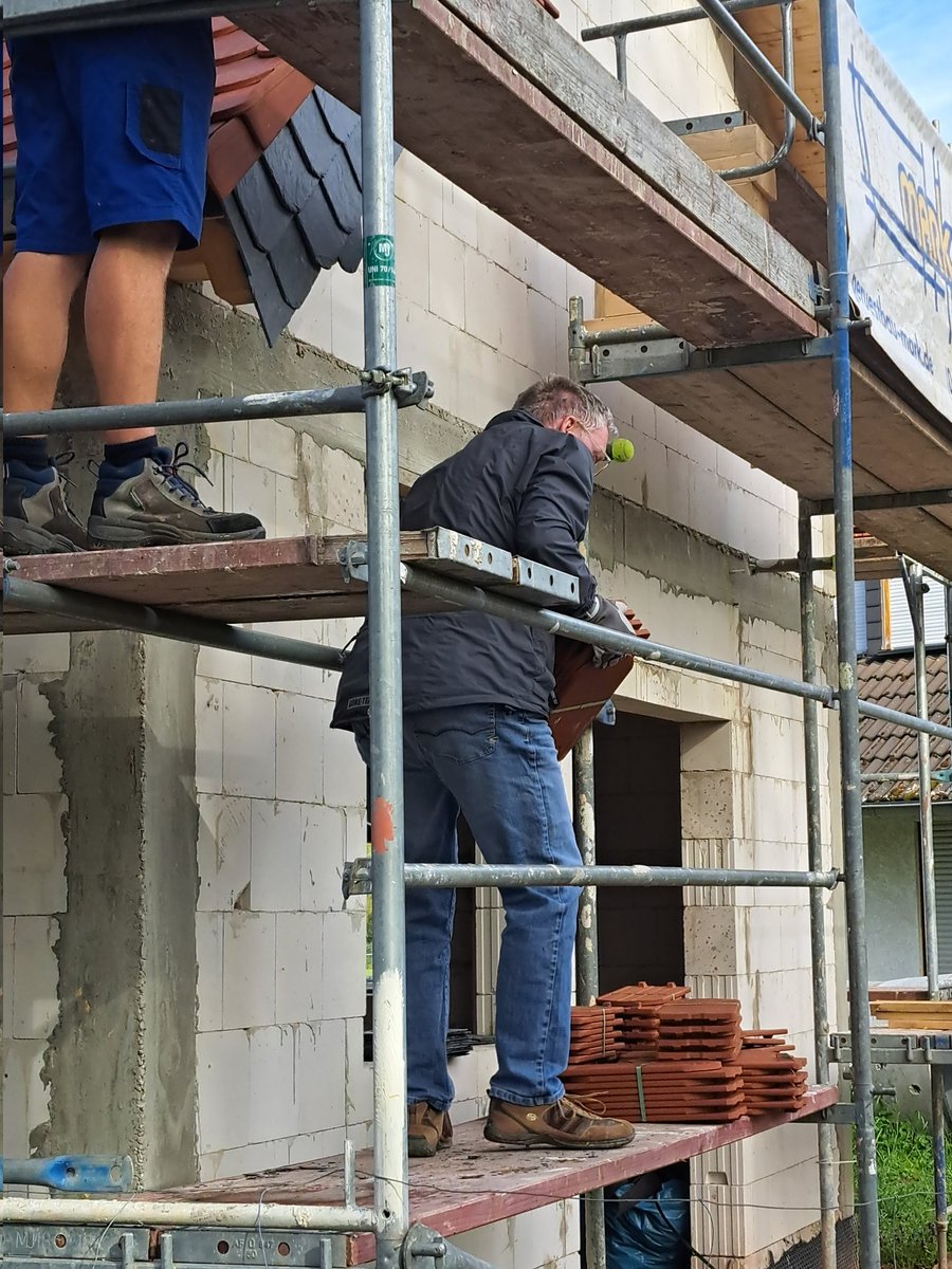 offenthal's tweet photo. Heute decken wir das Dach...
#Backhausprojekt
#Dreieich
#Offenthal https://t.co/WwxmaiQrrz