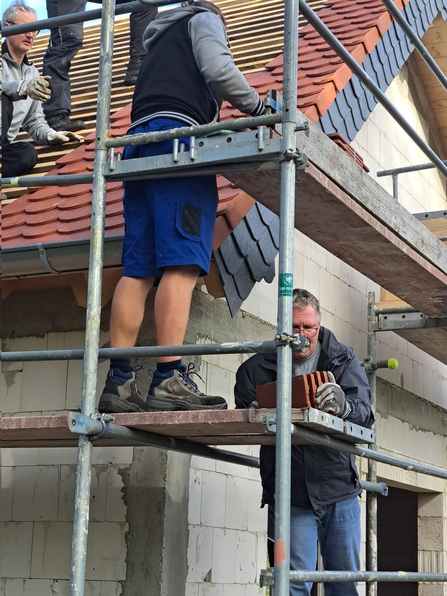 offenthal's tweet photo. Heute decken wir das Dach...
#Backhausprojekt
#Dreieich
#Offenthal https://t.co/WwxmaiQrrz