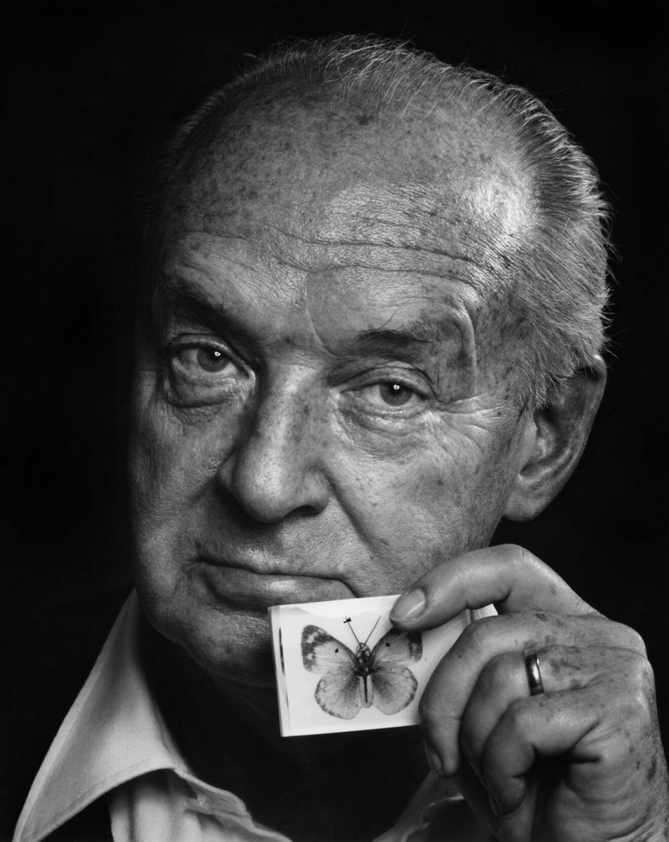 «La culla dondola su un abisso, il buonsenso ci dice che la nostra esistenza è soltanto un fuggevole spiraglio di luce tra due eternità di tenebre».

Nasceva il 22 aprile 1899 Vladimir Vladimirovič Nabokov.