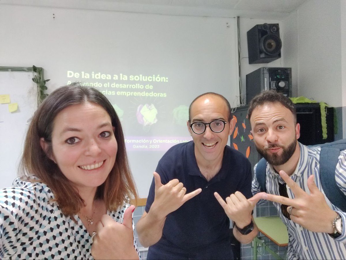 businessadn's tweet photo. Después del taller “De la idea a la solución. Activando competencias emprendedoras en #EIE”

Un enfoque distinto para el módulo y el proyecto emprendedor. Muy buenas vibraciones 🥳🥳🥳

Mucha energía puesta por el equipo (@albarenal, @crisarmuna y @mcberciano)

#CFOL2023 #VaDeFOL https://t.co/ndPOFOMU3E
