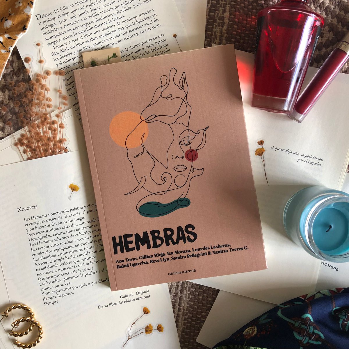 8HEMBRAS's tweet photo. @kalisdice #HembrasElLibro es una obra coral que hemos creado entre 8 autoras, una ficción literaria compuesta por treinta relatos y microrrelatos de estilo muy heterogéneo. 
Ser •Hembras• 
es decidir cómo afrontar los peligros y todas las opciones sirven ¡¿Todas?!
https://t.co/gpnSklYemv https://t.co/cmtG5OAc9L