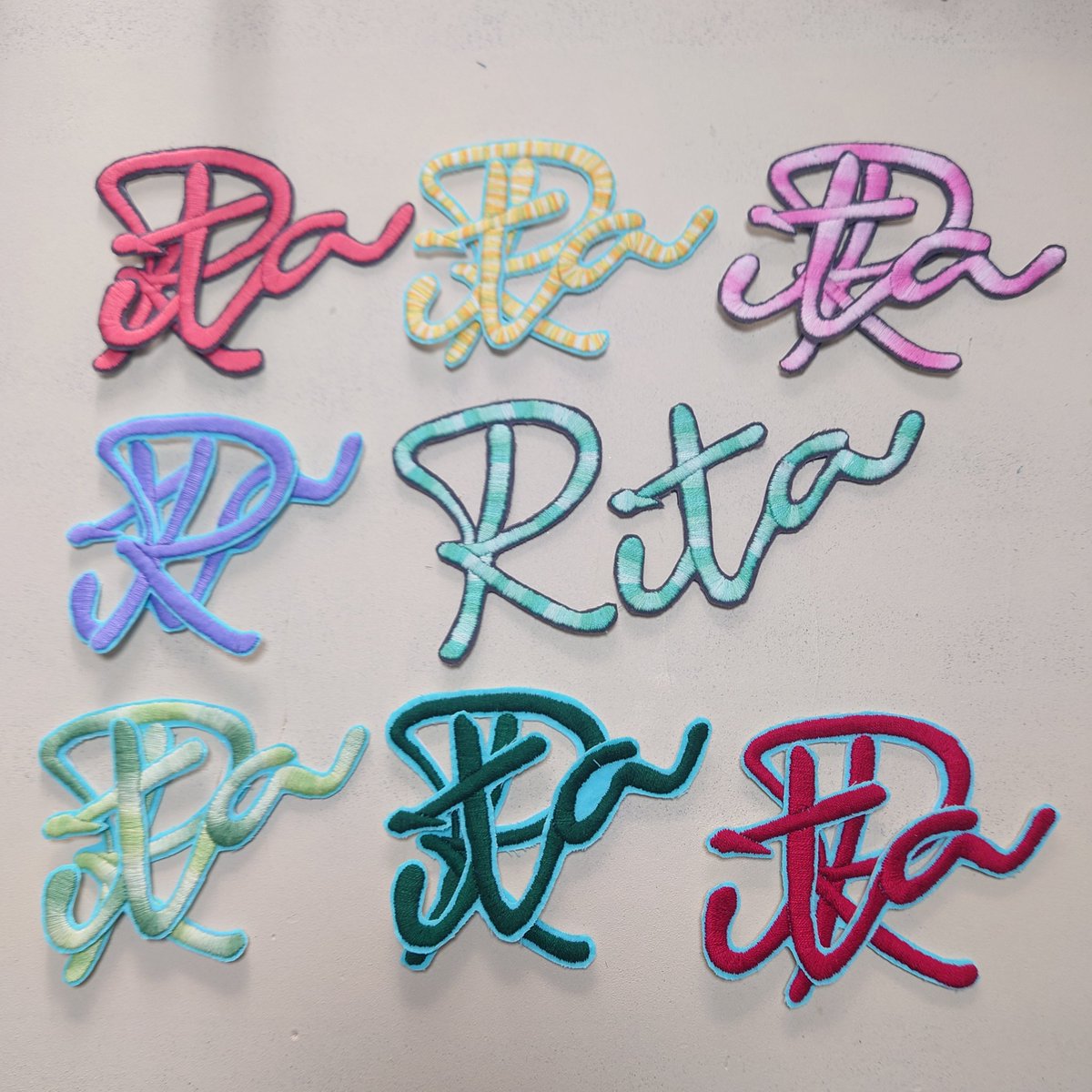 Rita 刺繍アイロンワッペン 完成
8色出来たので…お仲間に付けていただき全国の会場に出没していただけそうです。造り手の幸せ…です🫶🏻💕 公式Tシャツに貼ってしまうこともあるわけで…感謝しかないです🙇✨