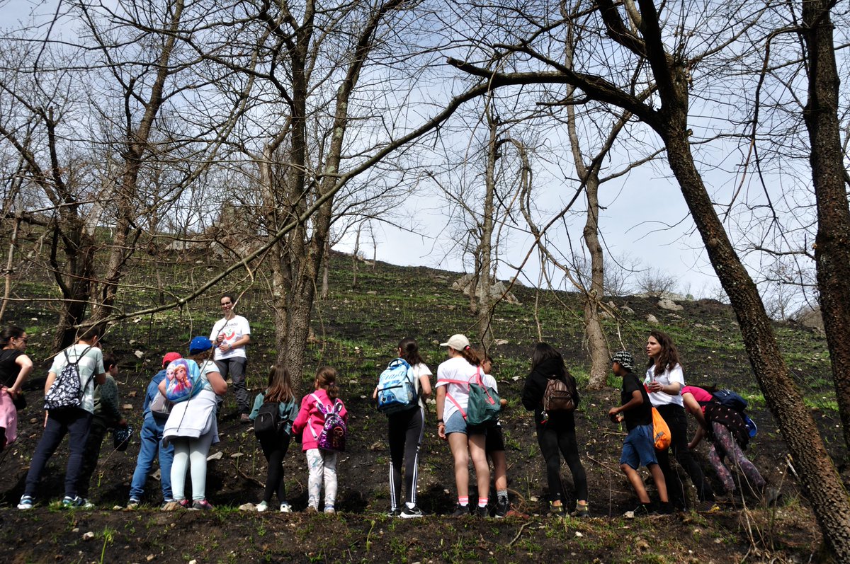 a_gironagarcia's tweet photo. Gran día en el campo con escuelas rurales del concejo de Sobrescobio, hablando de bosques, incendios, usos del fuego y restauración de zonas quemadas, en el contexto del proyecto de aprendizaje-servicio @PLANTANDO_CF 🔥🔥🔥 https://t.co/sAUjY7QX4v