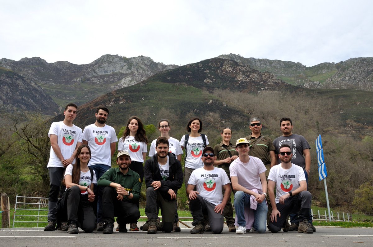 a_gironagarcia's tweet photo. Gran día en el campo con escuelas rurales del concejo de Sobrescobio, hablando de bosques, incendios, usos del fuego y restauración de zonas quemadas, en el contexto del proyecto de aprendizaje-servicio @PLANTANDO_CF 🔥🔥🔥 https://t.co/sAUjY7QX4v