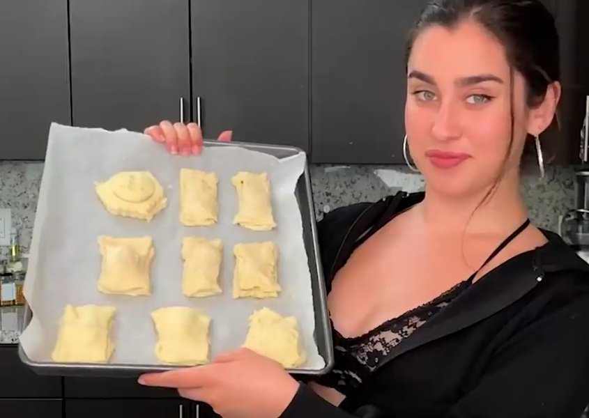 tuitlaurj's tweet photo. Lauren Jauregui tentando fazer pastel de goiaba na base da fé - segue a thread 🧶 https://t.co/5A5W9pJB6M
