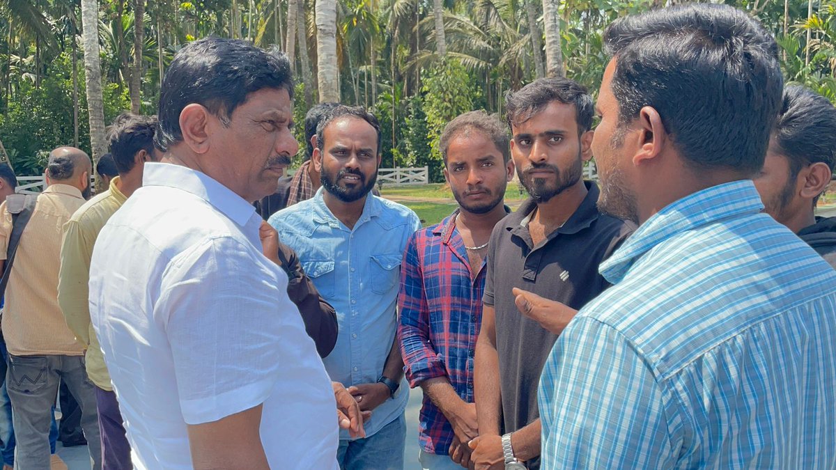 MTKrishneGowda's tweet photo. ಅರಕಲಗೂಡು ವಿಧಾನಸಭಾ ಕ್ಷೇತ್ರದ  ಮೂಲೆ ಹೊಸಹಳ್ಳಿಯ ಹಿರಿಯ ಮುಖಂಡರು, ಯುವಕ ಮಿತ್ರರು, ಬೆಂಬಲಿಗರು ಹಾಗೂ ಕಾರ್ಯಕರ್ತರು ಆಗಮಿಸಿ ಸಮಾಲೋಚನೆ ನಡೆಸಿದರು. ವಿಧಾನಸಭೆ ಚುನಾವಣೆಯ ಹಿನ್ನೆಲೆಯಲ್ಲಿ ಈ ಎಲ್ಲಾ ಆಪ್ತರು ಸಹ ಬೆಂಬಲ ಸೂಚಿಸಿದರು.

#mtkrishnegowda #arakalagudu #karnatakaelection2023 https://t.co/TooSgwokEl