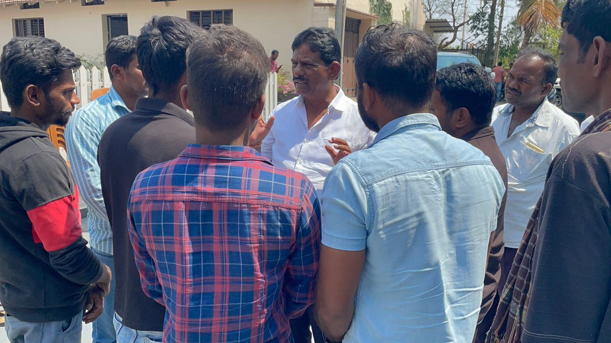 MTKrishneGowda's tweet photo. ಅರಕಲಗೂಡು ವಿಧಾನಸಭಾ ಕ್ಷೇತ್ರದ  ಮೂಲೆ ಹೊಸಹಳ್ಳಿಯ ಹಿರಿಯ ಮುಖಂಡರು, ಯುವಕ ಮಿತ್ರರು, ಬೆಂಬಲಿಗರು ಹಾಗೂ ಕಾರ್ಯಕರ್ತರು ಆಗಮಿಸಿ ಸಮಾಲೋಚನೆ ನಡೆಸಿದರು. ವಿಧಾನಸಭೆ ಚುನಾವಣೆಯ ಹಿನ್ನೆಲೆಯಲ್ಲಿ ಈ ಎಲ್ಲಾ ಆಪ್ತರು ಸಹ ಬೆಂಬಲ ಸೂಚಿಸಿದರು.

#mtkrishnegowda #arakalagudu #karnatakaelection2023 https://t.co/TooSgwokEl