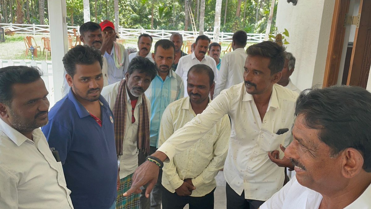 MTKrishneGowda's tweet photo. ಅರಕಲಗೂಡು ವಿಧಾನಸಭಾ ಕ್ಷೇತ್ರದ  ಮೂಲೆ ಹೊಸಹಳ್ಳಿಯ ಹಿರಿಯ ಮುಖಂಡರು, ಯುವಕ ಮಿತ್ರರು, ಬೆಂಬಲಿಗರು ಹಾಗೂ ಕಾರ್ಯಕರ್ತರು ಆಗಮಿಸಿ ಸಮಾಲೋಚನೆ ನಡೆಸಿದರು. ವಿಧಾನಸಭೆ ಚುನಾವಣೆಯ ಹಿನ್ನೆಲೆಯಲ್ಲಿ ಈ ಎಲ್ಲಾ ಆಪ್ತರು ಸಹ ಬೆಂಬಲ ಸೂಚಿಸಿದರು.

#mtkrishnegowda #arakalagudu #karnatakaelection2023 https://t.co/TooSgwokEl